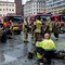 Redningspersonell tar seg en pust i bakken på Youngstorget.