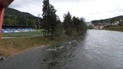 Flom truer idrettsanlegget - Flom truer idrettsanlegget på Notodden