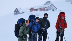 Fornøyd venninnegjeng klar for tur fra Hallingskeid