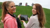 Ida og Karoline ser inn i Gokstadhaugen (Foto: Yngve Tørrestad/NRK) Ida og Karoline ser inn i Gokstadhaugen (Foto: Yngve Tørrestad/NRK)