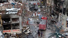 Åstedet for én av de to bombeekplosjonene i Reyhanli (Foto: UMIT BEKTAS/Reuters) Åstedet for én av de to bombeekplosjonene i Reyhanli (Foto: UMIT BEKTAS/Reuters)