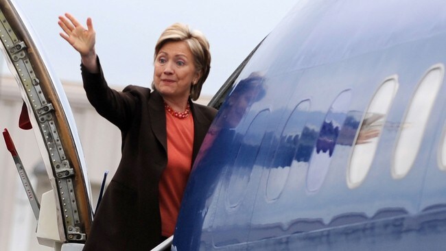 Hillary Clinton på flyet i Charleston i Vest-Virginia (Foto: ROBYN BECK/AFP)