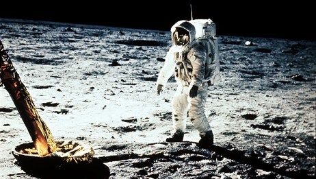 Neil Armstrong har nettopp satt sine ben på månen 21. juli 1969. (Foto: SCANPIX Sverige/SCANPIX) Neil Armstrong har nettopp satt sine ben på månen 21. juli 1969. (Foto: SCANPIX Sverige/SCANPIX)