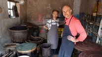 Zuo Qishou og Fredrik Önnevall i TV-serien Kinas mat (Foto: Per Anders Rudelius/SVT)