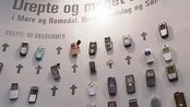 Mobiltelefonar og kors (Foto: Alf-Jørgen Tyssing/NRK)