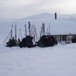 Det er plass til mange i nyhytta. Viktig å grave plass for rømningsveier når det er så mye snø.