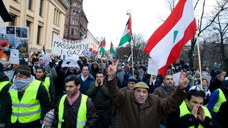 Demonstrasjon på vei til Israels ambassade (Foto: Junge, Heiko/SCANPIX)