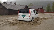 Flomvannet tar løse gjenstander i Kvam - Bilder fra Kvam der over 100 personer er evakuert viser hvordan vannmassene tar løse gjenstander, og det er heller ikke enkelt å komme seg frem med bil.