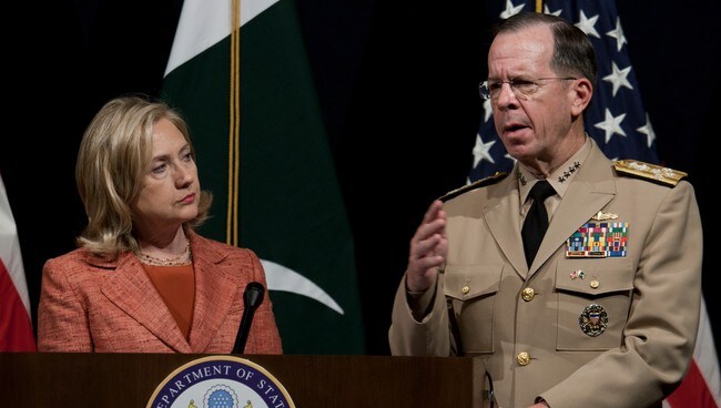 Hillary Clinton og Mike Mullen (Foto: B.K.Bangash/Ap) Hillary Clinton og Mike Mullen (Foto: B.K.Bangash/Ap)