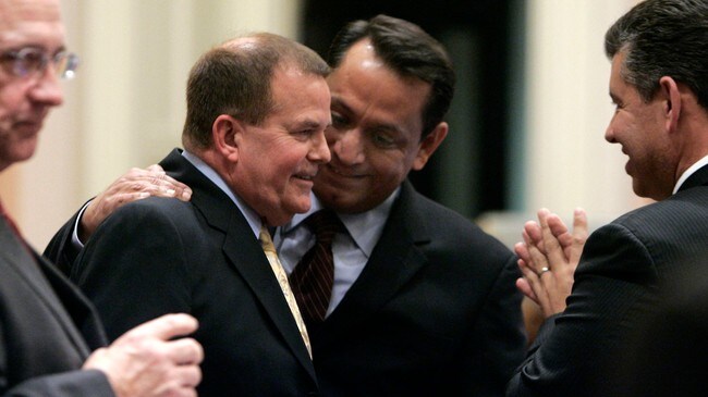 Senator Roy Ashburn (andre fra venstre) (Foto: Rich Pedroncelli/Scanpix/AP) Senator Roy Ashburn (andre fra venstre) (Foto: Rich Pedroncelli/Scanpix/AP)
