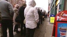 Kø foran fattighuset i Oslo (Foto: Arne Raanaas/NRK)