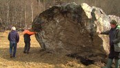 Her sjekkes steinblokka som raste ut - En stein på rundt 150 tonn raste ned lia og stanset femti meter fra huset til en familie i Rennebu.

 