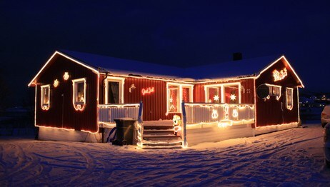 Her er et julehus på Brensholmen utenfor Tromsø. Dette julehuset har lyst i 8 juler etter hverandre. (Foto: Vegard Jørgensen)