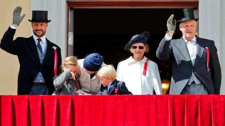 17. mai 2012 slottsbalkongen (Foto: Varfjell, Fredrik/NTB scanpix) 17. mai 2012 slottsbalkongen (Foto: Varfjell, Fredrik/NTB scanpix)