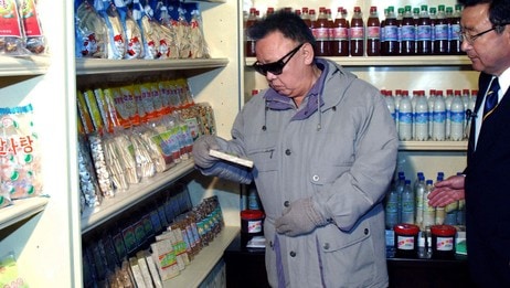 Kim Jong Il i matbutikk (udatert bilde) (Foto: Korean Central News Agency/Afp) Kim Jong Il i matbutikk (udatert bilde) (Foto: Korean Central News Agency/Afp)