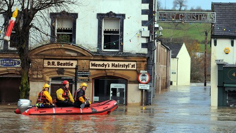Dårlig vær i Storbritannia: Redningsmannskaper i Cockermouth i England (Foto: ANDREW YATES/Scanpix/AFP)