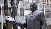 Kong Olav V (Harald Wårvik 1997) i Stiftsgårdparken (Foto: Ole Kr. Tangen) Kong Olav V (Harald Wårvik 1997) i Stiftsgårdparken (Foto: Ole Kr. Tangen)