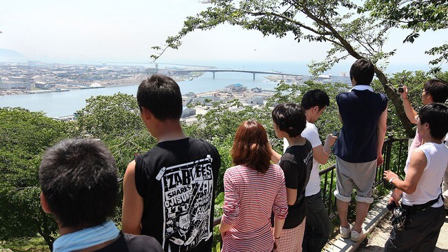 Folk ser på tsunami Ishinomaki, Miyagi etter et jordskjelv i Japan (Foto: JIJI PRESS/Afp) Folk ser på tsunami Ishinomaki, Miyagi etter et jordskjelv i Japan (Foto: JIJI PRESS/Afp)