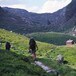 Hytta ligger lunt på en høyde like ved Stakkavatnet