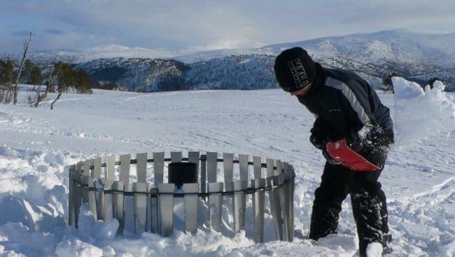 Nedbørsmåleren i Tågedalen snødde nesten ned vinteren 2008. Foto: L. Lund