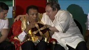Muhammad Ali kronet "Kongen av boksing" - Bokselegenden Muhammad Ali ble kronet "Kongen av boksing" av World Boxing Council (WBC) i Cancun, Mexico mandag. Ali lider av parkinsons sykdom.