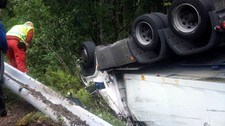 Semitrailer hamna på taket ved Sande. (Foto: Ole Johannes Øvretveit/NRK)
