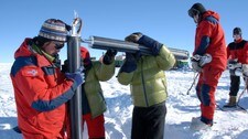 Arbeid med værstasjonen på 'Plateu Station B' i Antarktis. (Foto: Norsk Polarinstitutt)