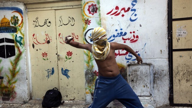 Maskerte palestinere kastet steiner på israelsk politi i dag. (Foto:MENAHEM KAHANA /Scanpix/AFP) Maskerte palestinere kastet steiner på israelsk politi i dag. (Foto:MENAHEM KAHANA /Scanpix/AFP)