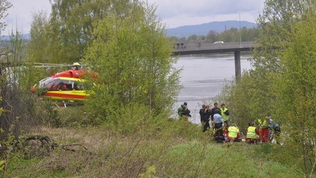 Kvinne falt i Drammenselva. (Foto: Vegard M. Aas/Presse 3.0) Kvinne falt i Drammenselva. (Foto: Vegard M. Aas/Presse 3.0)