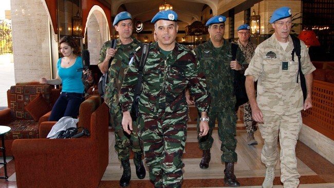 FN-observatører i Damaskus mandag (Foto: KHALED AL-HARIRI/Reuters) FN-observatører i Damaskus mandag (Foto: KHALED AL-HARIRI/Reuters)