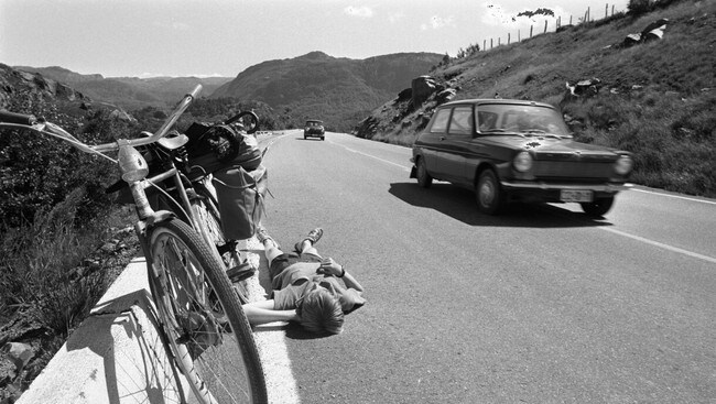 Syklist hviler på E18 i 1969 (Foto: Ervik, Per/Scanpix)