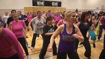 Zumba til inntekt for Kreftforeningen (Foto: Odd Rune Kyllingstad/NRK)