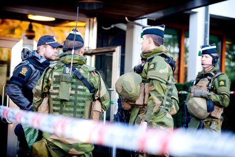 Garden og politiet i samarbeid under øvelsen Tyr (Foto: Lars Magne Hovtun/Forsvaret) Garden og politiet i samarbeid under øvelsen Tyr (Foto: Lars Magne Hovtun/Forsvaret)