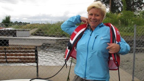 Siv Jensen, redningsvest (Foto: Siv Sandvik/NRK) Siv Jensen, redningsvest (Foto: Siv Sandvik/NRK)
