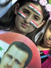 Jente viser sin støtte til Syrias president (Foto: ATTILA KISBENEDEK/Afp) Jente viser sin støtte til Syrias president (Foto: ATTILA KISBENEDEK/Afp)