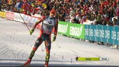 Her går Moravec inn til førsteplass - Ondraj Moravec vant mennenes fellesstart i skiskyting fra Holmenkollen. Tarjei Bø ble beste nordmann med en syvendeplass.