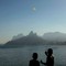 To gutar flyg drage over Arpoador-stranda i Rio de Janeiro. 