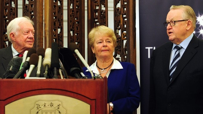 Jimmy Carter, Gro Harlem Brundtland og Martti Ahtisaari på vei til Nord-Korea (Foto: FREDERIC J. BROWN/Afp) Jimmy Carter, Gro Harlem Brundtland og Martti Ahtisaari på vei til Nord-Korea (Foto: FREDERIC J. BROWN/Afp)