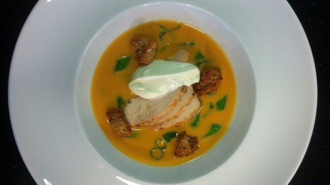 Gulrotsuppe med kylling (Foto: Kent Amar Eriksen/NRK) Gulrotsuppe med kylling (Foto: Kent Amar Eriksen/NRK)