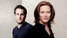Janne og Pontus baler med kjærlighetens utopi (Foto: Fredrik Arff)