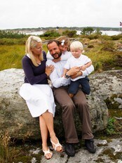 Kronprins Haakon og kronprinsesse Mette-Marit feiret kronprinsens 35-årsdag sammen med barna. (Foto: Åserud, Lise/SCANPIX)