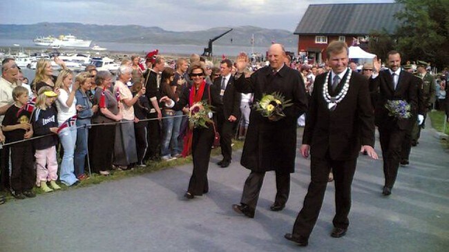 Kongefamilien ankommer Ørland (Foto: MMS-foto: Arne Kristian Gansmo/NRK) Kongefamilien ankommer Ørland (Foto: MMS-foto: Arne Kristian Gansmo/NRK)