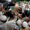 Kampen for å skaffe seg nødhjelp er hard blant de pakistanske flomofrene. Kampen for å skaffe seg nødhjelp er hard blant de pakistanske flomofrene.