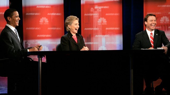 Barack Obama, Hillary Clinton og John Edwards i et lattermildt øyeblikk. (Foto: STEVE MARCUS/REUTERS)