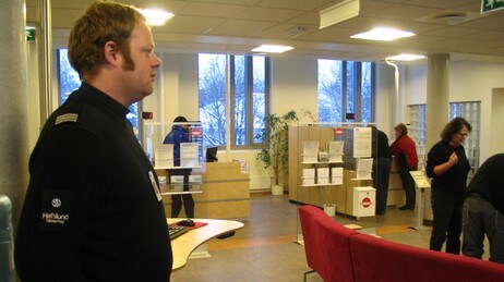 Vekter på plass på NAV-kontor (Foto: Jorun Vang/NRK)