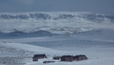 Krækkjahytta på Hardangervidda påsken 2012. Hallingskarvet i bakgrunn.