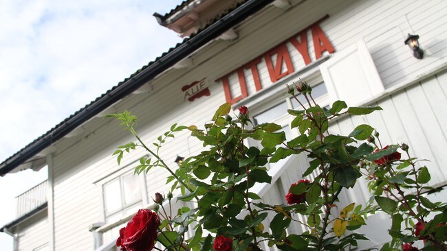 Hovedhuset på Utøya (Foto: Helge Carlsen/NRK) Hovedhuset på Utøya (Foto: Helge Carlsen/NRK)