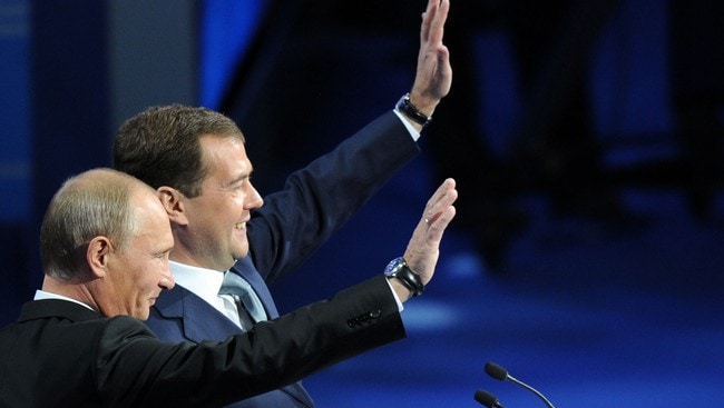 Vladimir Putin og Dmitrij Medvedev (Foto: NATALIA KOLESNIKOVA/Afp) Vladimir Putin og Dmitrij Medvedev (Foto: NATALIA KOLESNIKOVA/Afp)