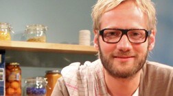 Kjartan Skjelde lager mat