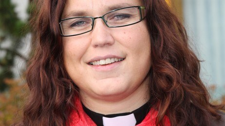 Sokneprest Birgit Lockertsen i Kroken kirke i Tromsø (Foto: Jon-Annar Fordal/NRK)